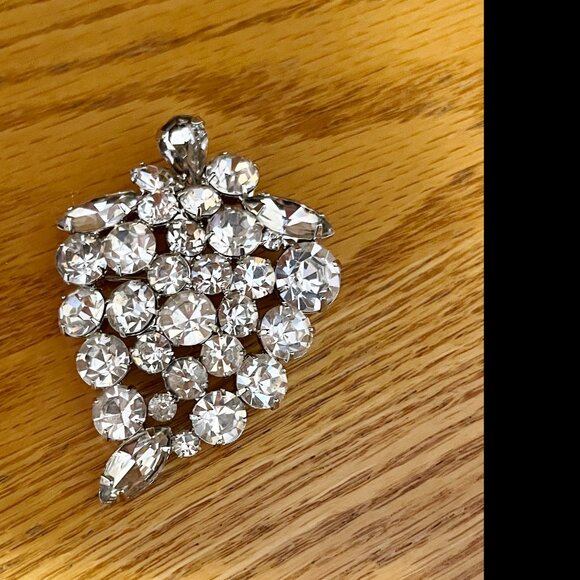 Large clear rhinestone 2-1/2" brooch/pin (strawberry or could be a leaf???) EUC - Picture 3 of 6